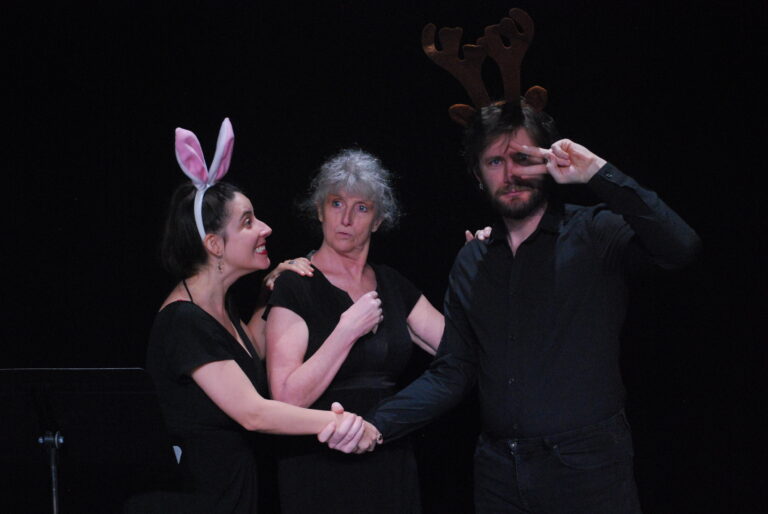 trois comédiens lisant des textes sur le thème de la vie, l’amour la mort