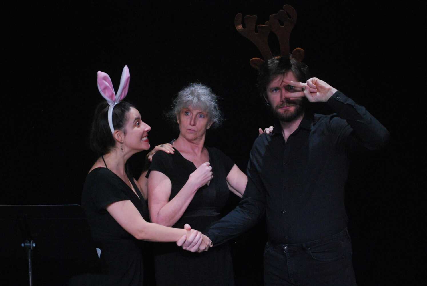 trois comédiens lisant des textes sur le thème de la vie, l’amour la mort