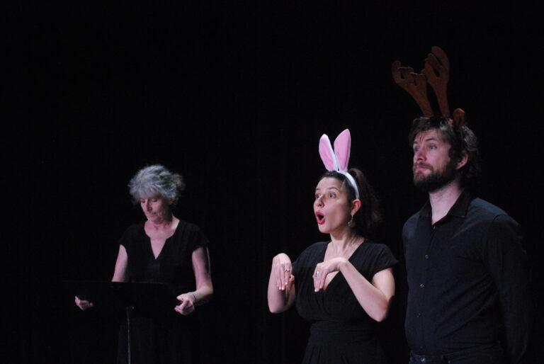 trois comédiens lisant des textes sur le thème de la vie, l’amour la mort