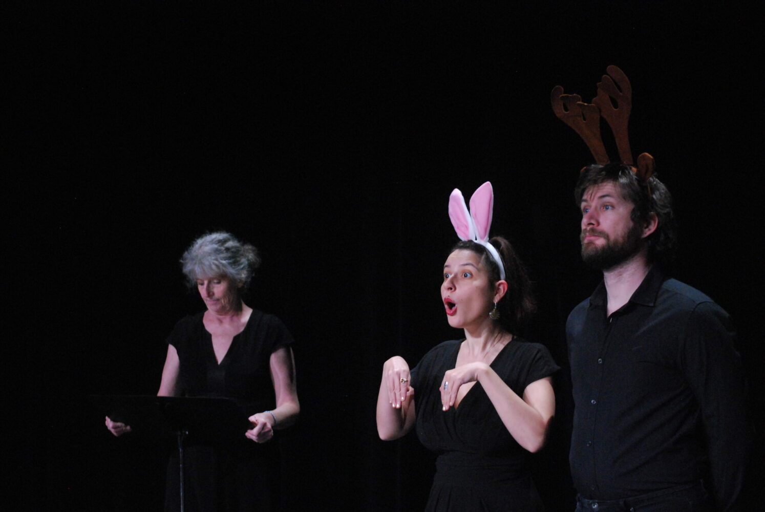 trois comédiens lisant des textes sur le thème de la vie, l’amour la mort