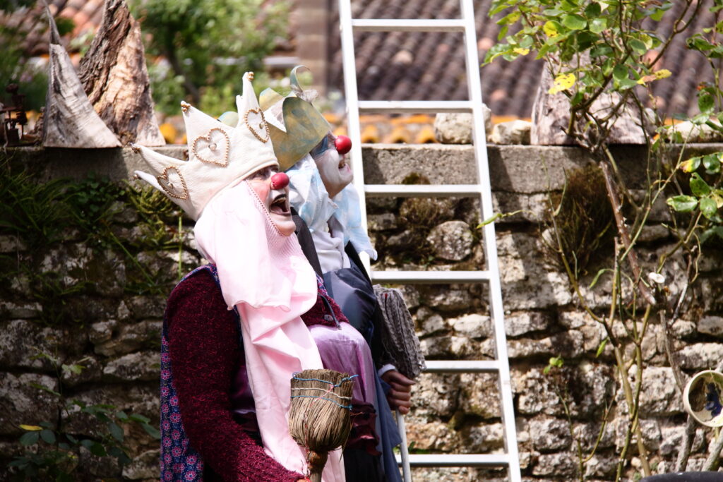 3 reines à la rue-1 Deux clownes évadées d'une résidence pour personnes âgées de la compagnie ceci ET cela dans le spectacle 3 reines à la rue