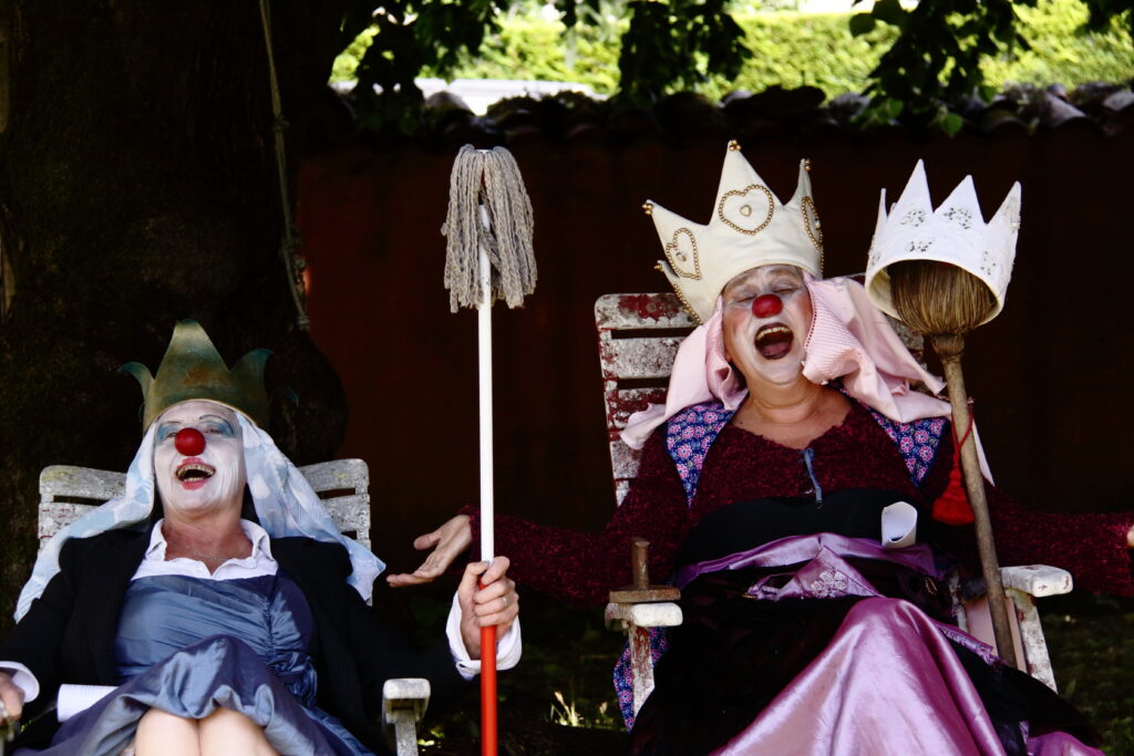 3 reines à la rue-3 Deux clownes rient à l'ombre d'un arbre dans le spectacle 3 reines à la rue