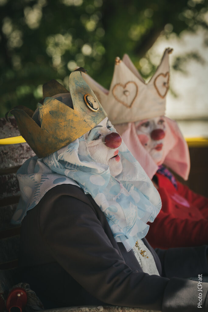 3 reines à la rue-4 Deux clownes se font passer pour des reines après leur évasion dans le spectacle 3 reines à la rue