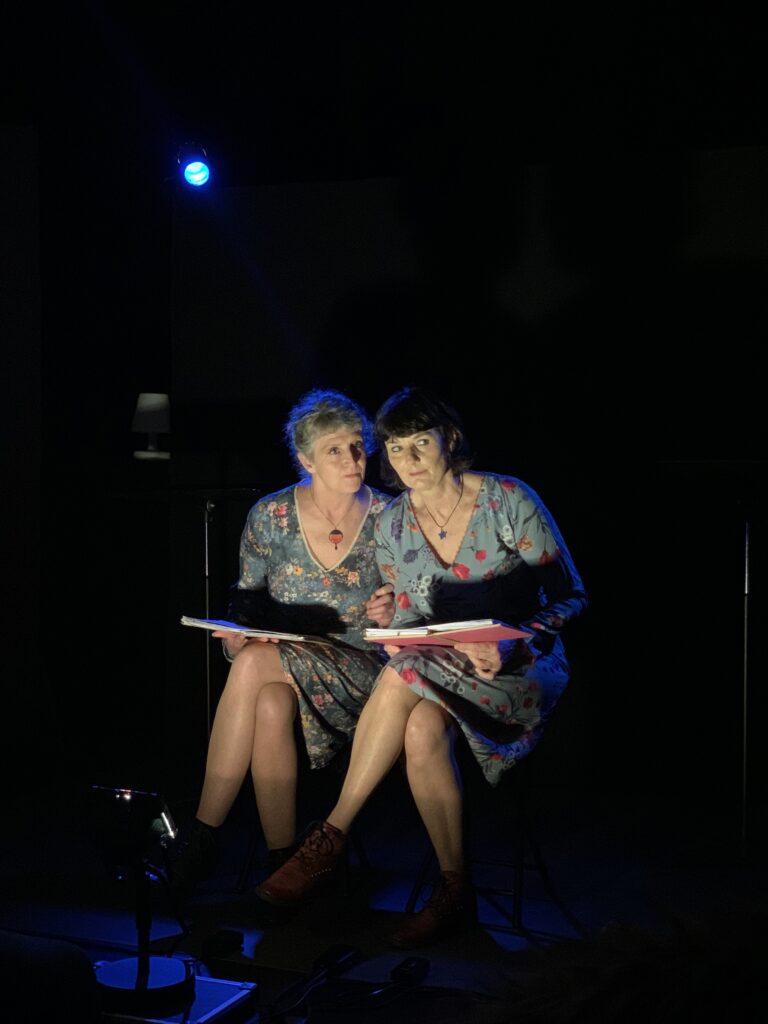 On n’a rien vu venir Deux comédiennes lisant des textes sur le thème de la vieillesse
