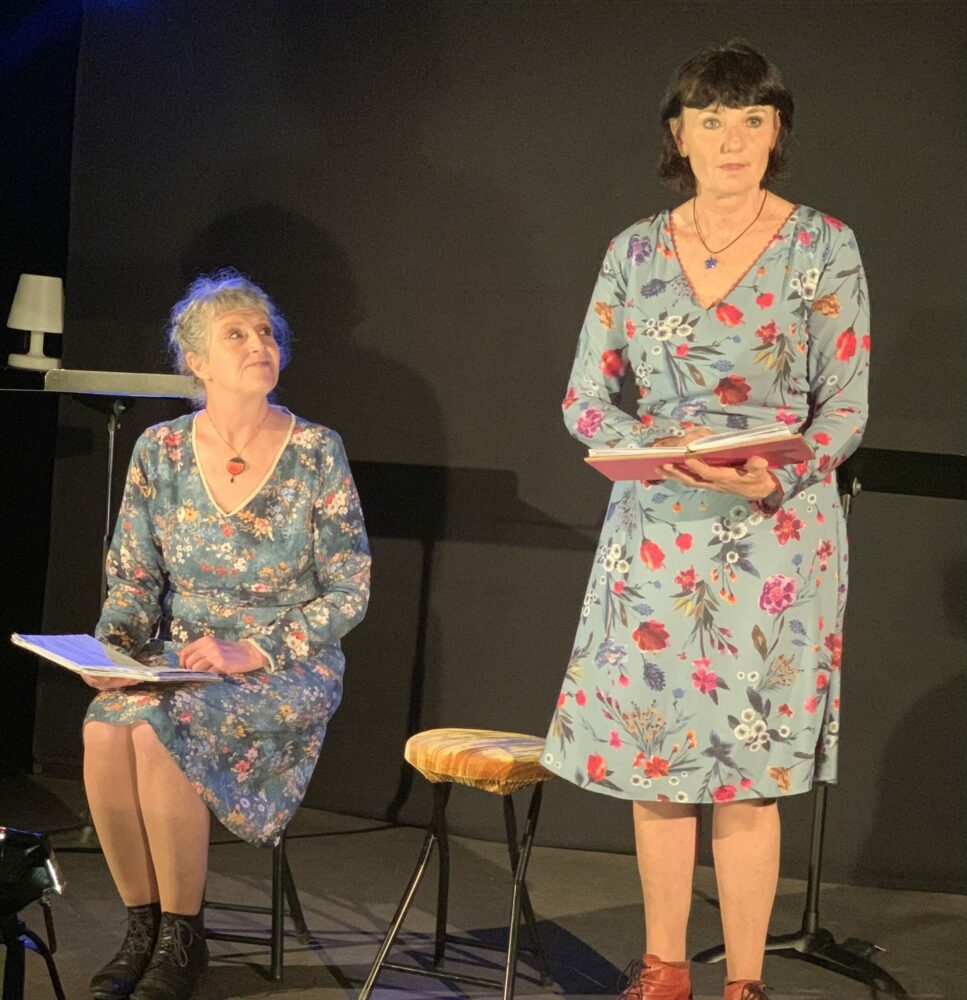Deux comédiennes lisant des textes sur le thème de la vieillesse