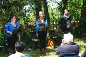 APLTP_1 trois comédiens lisant des textes sur le thème de la vie, l’amour la mort