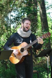 APLTP_3 musicien pendant la lecture-spectacle et musicale sur le thème de la vie, l’amour la mort