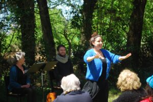 APLTP_4 comédienne jouant un sketch sur le thème de la vie, l’amour la mort