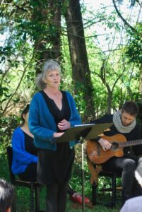 APLTP_5 comédienne lisant un texte sur le thème de la vie, l’amour la mort