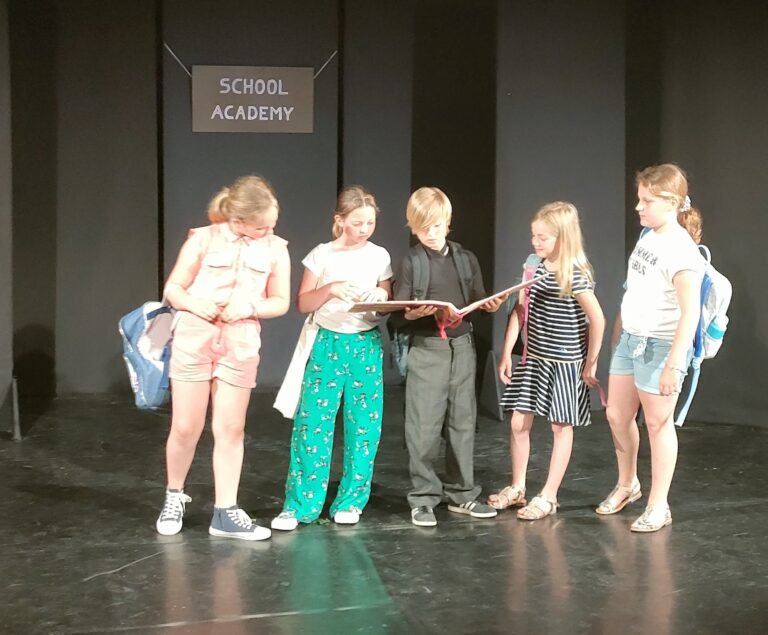 groupe d'enfants durant un atelier théâtre