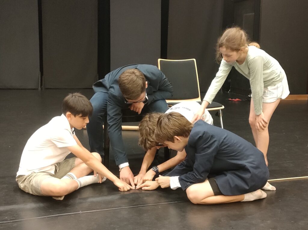 groupe d'enfants durant un atelier théâtre