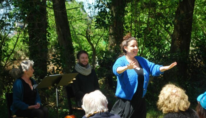 comédienne jouant un sketch sur le thème de la vie, l’amour la mort