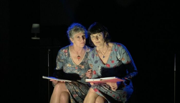 Deux comédiennes lisant des textes sur le thème de la vieillesse